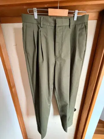 올리브 그린 플리츠 팬츠 테이퍼드