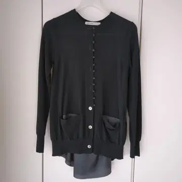[새상품급] sacai luck 블랙 버튼 긴팔 가디건 이소재