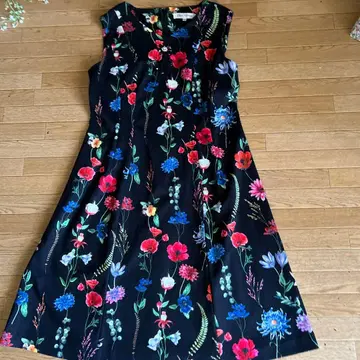 꽃무늬 슬리브리스 플레어 드레스