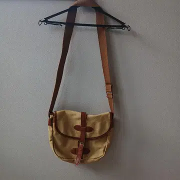 베이지 플랩식 숄더백