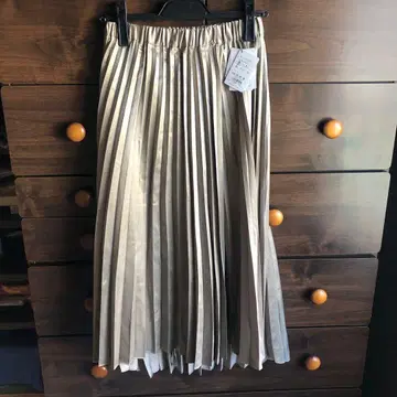 새상품 골드 새틴 플리츠 롱 스커트