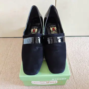 MIHAMA 블랙 스웨이드 에나멜 펌프스