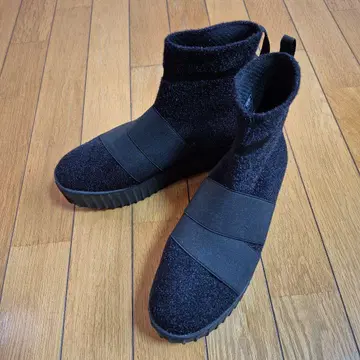 FESSURA 통굽 블랙 니트 부츠