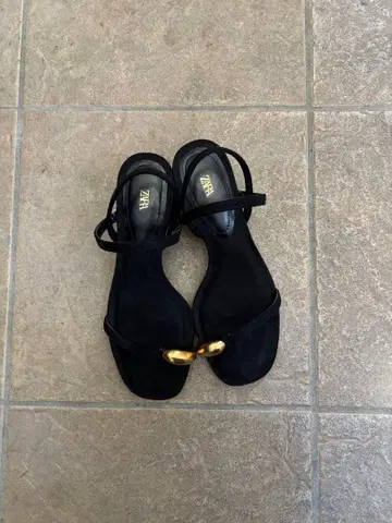 ZARA 블랙 스트랩 샌들 골드 장식