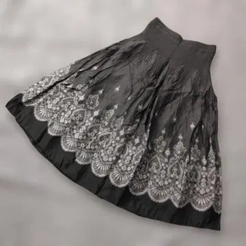 b2569 HARMONICA [ M-LL ] 자수 블랙 플레어 스커트