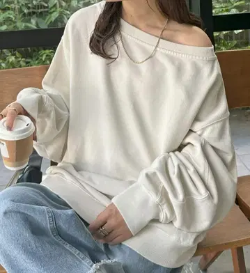 Discoat 피그먼트 원숄더 맨투맨