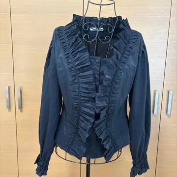 EPOCA 프릴 달린 블랙 긴팔 블라우스