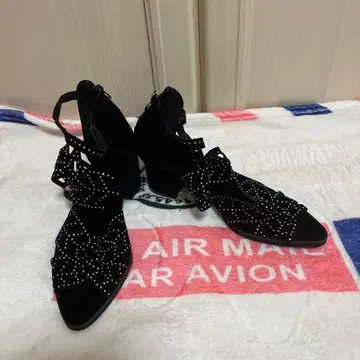 비쥬 장식 블랙 스트랩 하이힐