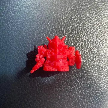 빨간색 로봇 피규어