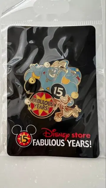 [ 새상품 미개봉 ] 디즈니 스토어 15주년 한정판 알라딘 지니 핀 배지