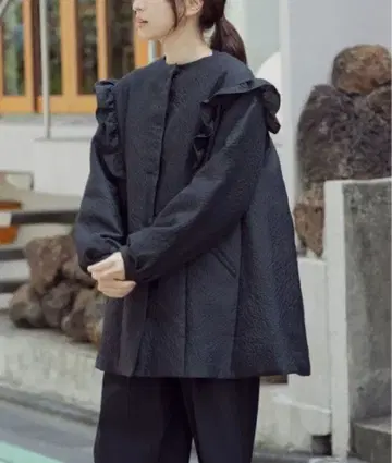 [ SONO/소노 ] 크리스탈 자카드 프릴 숏코트