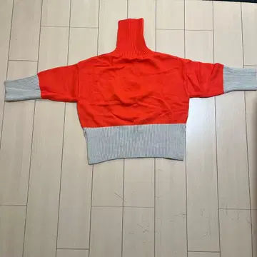 오렌지 그레이 바이컬러 하이넥 스웨터