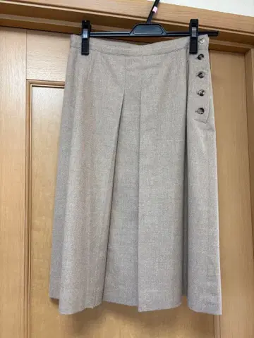 마드모아젤 논논 베이지 플리츠 스커트 사이드 버튼 포함