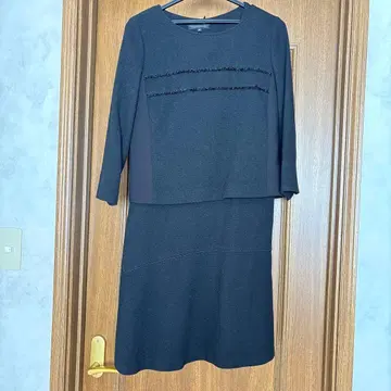 블랙 긴팔 무릎 기장 원피스