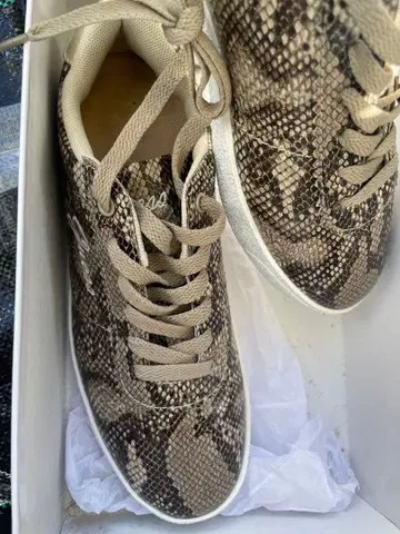 Guess 스네이크 패턴 스니커즈