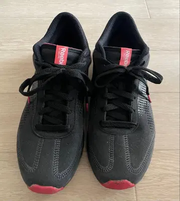 Reebok 블랙/레드 스니커즈