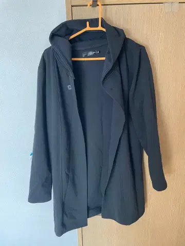 후드 부착 롱 자켓 블랙