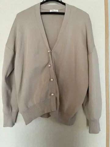 그레디 브릴리언트 베이지 펄 버튼 오버 사이즈 가디건