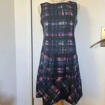 슬리브리스 무릎 기장 원피스 다색 체크 무늬