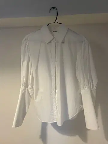 SNIDEL 화이트 긴팔 셔츠 버튼 포함