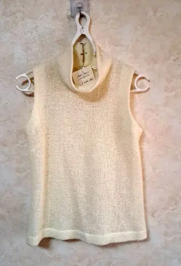 크림색 슬리브리스 하이넥 니트 M 사이즈