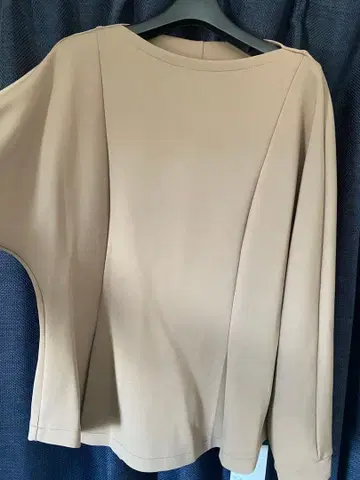 풀오버 베이지 긴팔 상의 심플