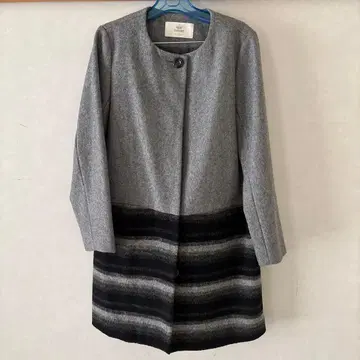 그레이와 블랙 스트라이프 롱 코트