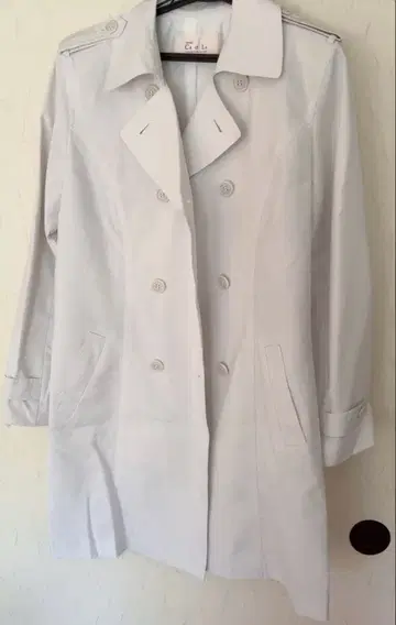 Ca et La 화이트 트렌치코트