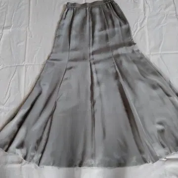 실버 새틴 플레어 스커트