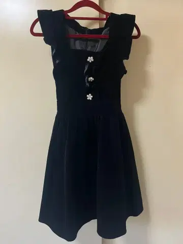 AnkRouge 프릴 달린 블랙 원피스