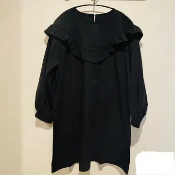 UNMINOU 프론트 프릴 튜닉 블랙 블라우스 셔츠