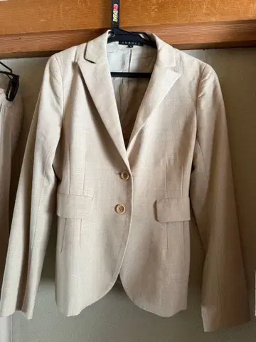 베이지 체크 무늬 정장 자켓과 팬츠 세트