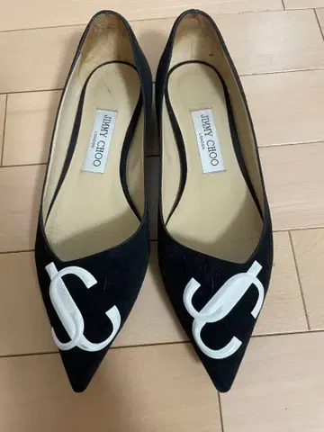 JIMMY CHOO 블랙 플랫슈즈