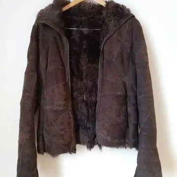 다크 브라운 후드 부착 무스탕 코트