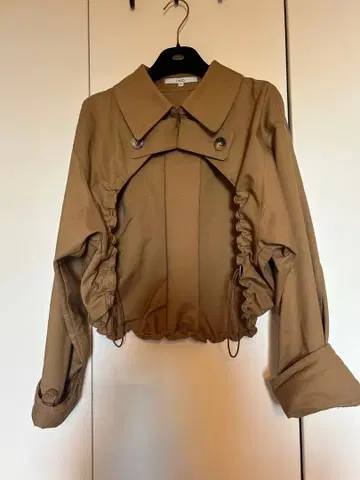 UN3D. 베이지 크롭 자켓