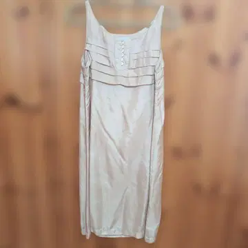 슬리브리스 무릎 기장 원피스 베이지