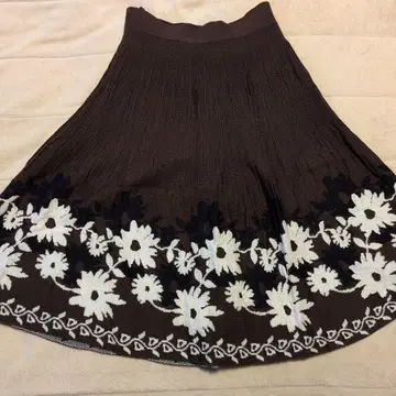 브라운 플라워 자수 무릎 기장 플레어 스커트