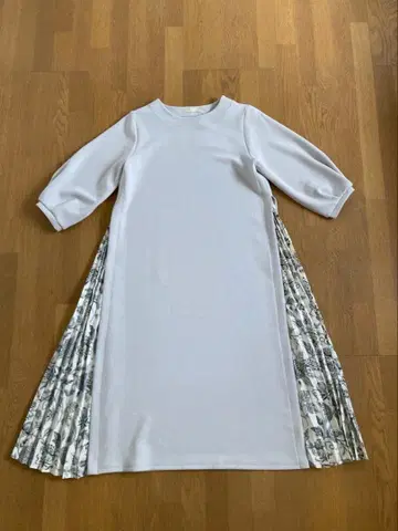 아모와르 카프리스 이소재 플리츠가 귀여운 원피스 택 포함