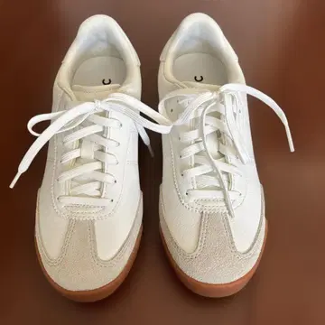 유니클로.C 스니커즈 23cm 화이트