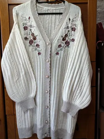 엑시즈팜 롱 기장 가디건 장미 바이올린 자수 펄 버튼