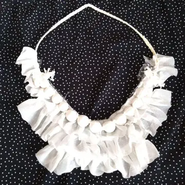 화이트 프릴 목걸이
