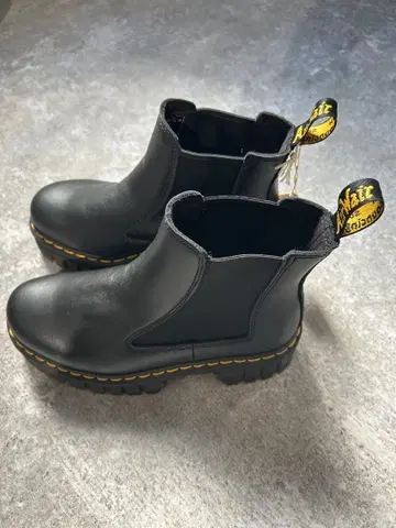Dr. Martens 블랙 사이드 고어 부츠