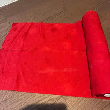 빨간색 꽃무늬 옷감 매실 패턴