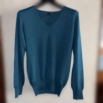 얇은 소재의 스웨터