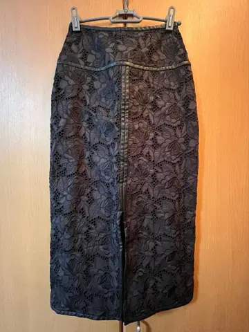 Lily Brown 플라워 자수 타이트 롱 스커트