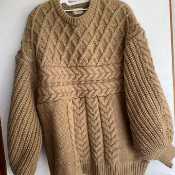 베이지 케이블 짜임 니트 스웨터