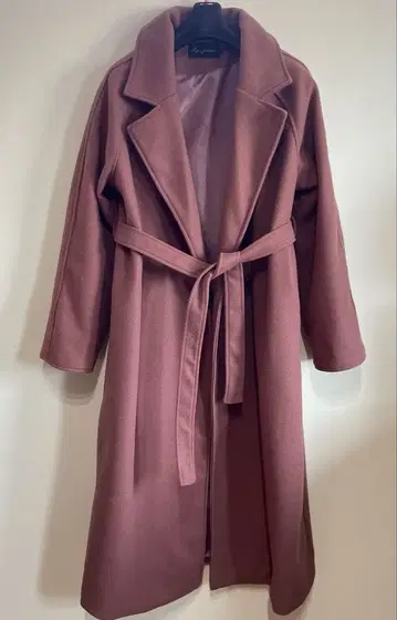 연보라와 와인 레드의 롱 코트