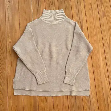 글로벌 워크 베이지 하이넥 니트 긴팔