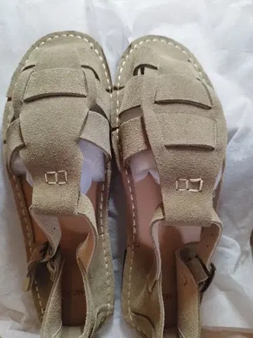 MOJO 스웨이드 베이지 스트랩 샌들