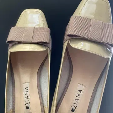 다이애나 베이지 리본 포함 펌프스 22
